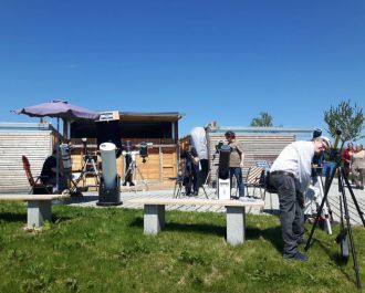 Beim Merkurtransit standen die Teleskope durchgehend unter einem strahlend blauen Himmel &ndash; der Sonder&ouml;ffnungstag wurde ein voller Erfolg