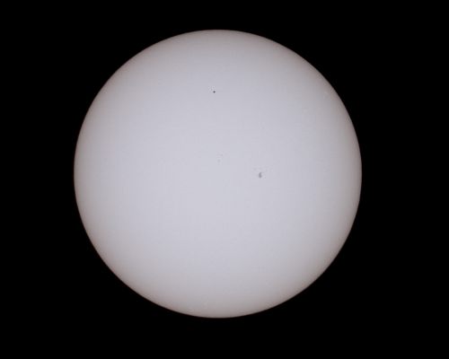Der innerste Planet Merkur ist als kleiner dunkler Punkt im oberen Teil der Sonnenscheibe zu erkennen Der innerste Planet Merkur ist als kleiner dunkler Punkt im oberen Teil der Sonnenscheibe zu erkennen