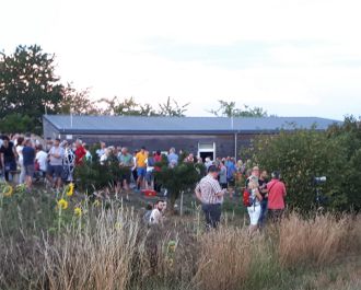Blick zur Sternwarte gegen 21 Uhr: Das abgeerntete Feld unter der Sternwarte bot sp&auml;ter zahlreichen Besuchern Platz, die den Mond ohne Hilfsmittel beobachten oder selbst auch fotografieren wollten