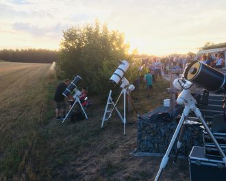 Insgesamt neun Teleskope standen f&uuml;r Beobachter und Fotografen bereit &ndash; trotzdem bildeten sich in der Nacht lange Schlangen vor allen Ger&auml;ten