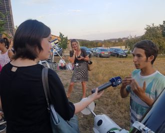 Das j&uuml;ngste aktive Mitglied der Sternenfreunde, Max Pretzl, beantwortet die Fragen einer Reporterin des Bayerischen Rundfunks