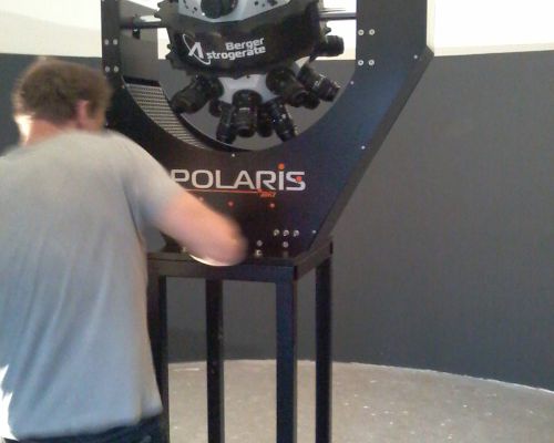 Auch das Interieur des Planetariums erreicht seinen Bestimmungsort: Andreas Berger bei der Montage des optomechanischen Projektors Auch das Interieur des Planetariums erreicht seinen Bestimmungsort: Andreas Berger bei der Montage des optomechanischen Projektors