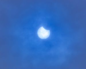 Nur durch wenige Wolkenlücken war die partielle Sonnenfinsternis im März 2025 zu sehen