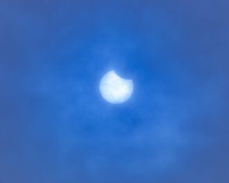 Nur durch wenige Wolkenl&uuml;cken war die partielle Sonnenfinsternis im M&auml;rz 2025 zu sehen