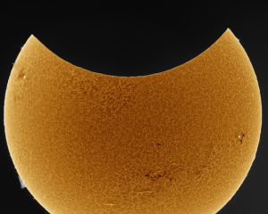 Die Sonnenfinsternis am 25. Oktober 2022 im H-alpha-Licht