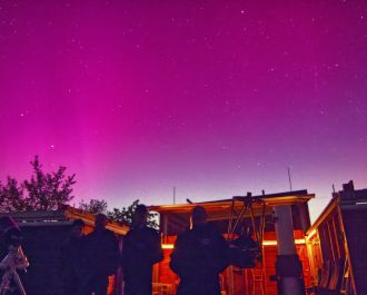 Polarlichter &uuml;ber der Sternwarte Dieterskirchen, Besucher und Personal sind gleicherma&szlig;en verbl&uuml;fft