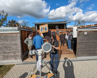 Die Teilnehmer des zweiten Astronomie-Einf&uuml;hrungskurses bei der Sonnenbeobachtung