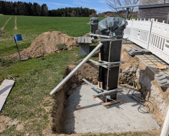 In vollem Gange: Die Bauarbeiten f&uuml;r die beiden Teleskops&auml;ulen vor der Sternwarte. Das massive Fundament der unteren S&auml;ule ist hier noch komplett zu sehen