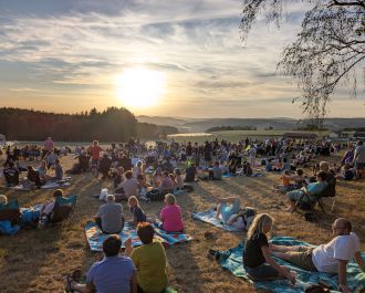 Viele Besucher haben sich mit Liegest&uuml;hlen und Picknickdecken f&uuml;r die Sonnenfinsternis ausger&uuml;stet