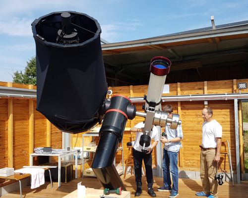 Der Anbau des Sonnenteleskops an die Montierung des DK700 nahm aufgrund der notwendigen Austarierung und der dafür benötigten Gegengewichte einige Zeit in Anspruch Der Anbau des Sonnenteleskops an die Montierung des DK700 nahm aufgrund der notwendigen Austarierung und der dafür benötigten Gegengewichte einige Zeit in Anspruch