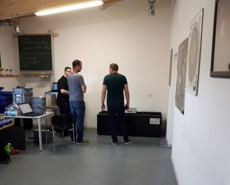 Christian Franik von den Sternenfreunden Dieterskirchen zusammen mit Daniel Sablowski und Andreas Berger (v. links) vor der noch leeren Temperaturbox des neuen Spektrographen HOPE