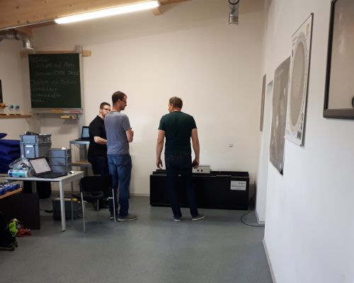 Christian Franik von den Sternenfreunden Dieterskirchen zusammen mit Daniel Sablowski und Andreas Berger (v. links) vor der noch leeren Temperaturbox des neuen Spektrographen HOPE Christian Franik von den Sternenfreunden Dieterskirchen zusammen mit Daniel Sablowski und Andreas Berger (v. links) vor der noch leeren Temperaturbox des neuen Spektrographen HOPE
