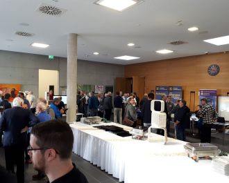 Im Foyer der Schwarzachtalhalle pr&auml;sentieren sich w&auml;hrend der Tagung einige VdS-Fachgruppen mit Infost&auml;nden