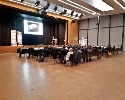Etwa 80 Amateurastronomen aus dem gesamten deutschsprachigen Raum besuchen das Vortragsprogramm und die VdS-Mitgliederversammlung Etwa 80 Amateurastronomen aus dem gesamten deutschsprachigen Raum besuchen das Vortragsprogramm und die VdS-Mitgliederversammlung