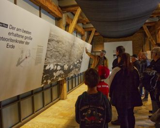 Im Rieskratermuseum erfahren die Teilnehmer des Vereinsausflugs alles Wissenswerte &uuml;ber den Meteoriteneinschlag