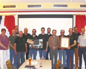 Gruppenfoto von der Mitgliederversammlung 2022: Die neu gewählte Vorstandschaft sowie Bürgermeisterin Anita Forster und Stiftungsvorsitzender Frank Steffens verabschieden die scheidenden Vorsitzenden Johann Köppl und David Janousch