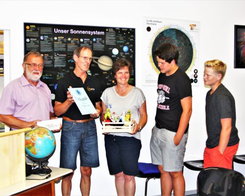 Inge Wagner aus Maxhütte erhielt als 10 000. Sternwartenbesucherin ein kleines Präsent Inge Wagner aus Maxhütte erhielt als 10 000. Sternwartenbesucherin ein kleines Präsent