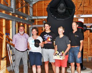 Zusammen mit Bürgermeister und Vereinsvorstand kam Familie Wagner anschließend noch zum Gruppenfoto ins Teleskopgebäude