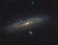 Andromeda im Überblick mit Begleitgalaxien