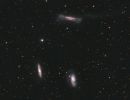 Das Leo-Triplett, bestehend aus den drei Spiralgalaxien NGC3628 (oben), M65 (links) und M66 (unten)