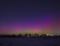 Am 20.01.2026 war wieder mal Polarlicht-Alarm! Gegen 20.00 Uhr verzauberte dieses wunderbare Leuchten den Himmel &uuml;ber der Burgruine Murach (der auff&auml;llige Leuchtspot rechts neben den B&auml;umen)!