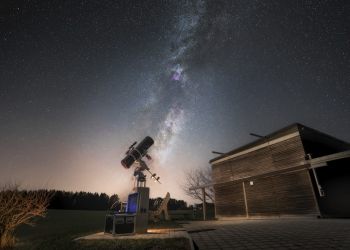 Eine magische Szenerie!  Hoch am Himmel prangt auff&auml;llig das majest&auml;tische Band der Milchstra&szlig;e. Mit dem Teleskop im Vordergrund wird ein kleiner Teil dieser kosmischen Pracht eingefangen und so f&uuml;r jedermann zug&auml;nglich! 