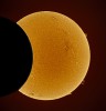 Eine partielle Sonnenfinsternis, durch ein spezielles Sonnenteleskop beobachtet