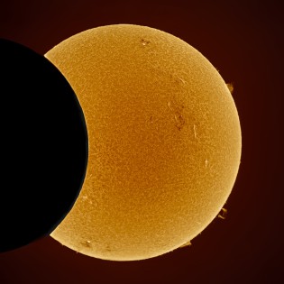 Eine partielle Sonnenfinsternis, durch ein spezielles Sonnenteleskop beobachtet