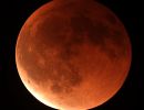 Der verfinsterte Mond um 20:54 Uhr, kurz vor Ende der totalen Phase