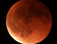 Der verfinsterte Mond um 20:54 Uhr, kurz vor Ende der totalen Phase