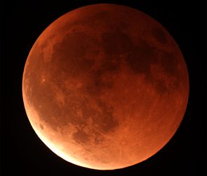 Der verfinsterte Mond um 20:54 Uhr, kurz vor Ende der totalen Phase