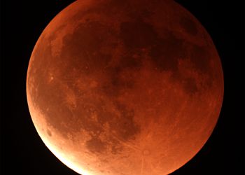 Der verfinsterte Mond um 20:54 Uhr, kurz vor Ende der totalen Phase