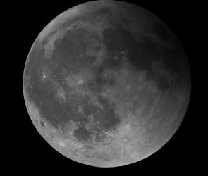 Der Mond um 21:51, kurz vor Ende der partiellen Phase