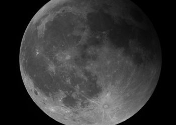 Der Mond um 21:51, kurz vor Ende der partiellen Phase