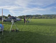 Ruhe vor dem Sturm: Kurz vor Sonnenuntergang werden die Teleskope in der Wiese oberhalb der Sternwarte aufgebaut