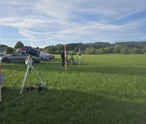 Ruhe vor dem Sturm: Kurz vor Sonnenuntergang werden die Teleskope in der Wiese oberhalb der Sternwarte aufgebaut
