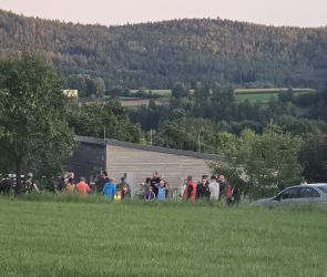 Die ersten Besucher sammeln sich auf der Sternwarte (1)