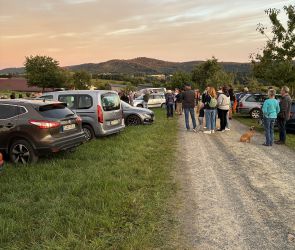 Die ersten Besucher sammeln sich auf der Sternwarte (3)