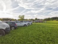 Blick von der Sternwarte nach Norden &uuml;ber die dankenswerterweise zur Verf&uuml;gung gestellte Beobachtungswiese. Noch ist der Andrang &uuml;berschaubar...