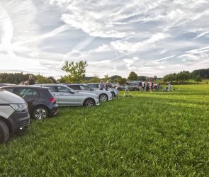 Blick von der Sternwarte nach Norden &uuml;ber die dankenswerterweise zur Verf&uuml;gung gestellte Beobachtungswiese. Noch ist der Andrang &uuml;berschaubar...