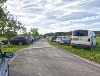 Schon weit vor Sonnenuntergang treffen die ersten interessierten Besucher auf dem Gel&auml;nde der Sternwarte und der angrenzenden Wiese ein.