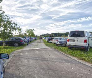 Schon weit vor Sonnenuntergang treffen die ersten interessierten Besucher auf dem Gel&auml;nde der Sternwarte und der angrenzenden Wiese ein.