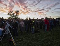 Alle warten gebannt auf den Beginn der Mondfinsternis!