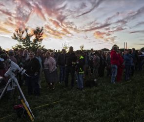Alle warten gebannt auf den Beginn der Mondfinsternis!