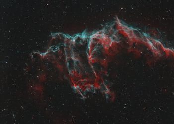 NGC 6995 und IC 1340. Hier ist ein recht kleiner Ausschnitt des weitaus gr&ouml;&szlig;eren und wirklich prachtvollen Cirrus-Nebel, einem Supernova&uuml;berrest im Sternbild Schwan, abgebildet. Dieser Bereich tr&auml;gt auch den sinnigen Namen: Drachenkopf. Sehen sie ihn ??