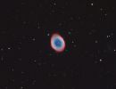 M57 (Ringnebel in der Leier). Den ganzen Sommer &uuml;ber ist dieses Paradebeispiel eines Planetarischen Nebels hoch am Himmel zu bewundern. Dieses Bild entstand mithilfe des gro&szlig;en Cassegrain-Teleskop 700/ 6400 mm und einer CCD-Kamera FLI ML8300. 