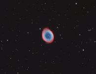 M57 (Ringnebel in der Leier). Den ganzen Sommer &uuml;ber ist dieses Paradebeispiel eines Planetarischen Nebels hoch am Himmel zu bewundern. Dieses Bild entstand mithilfe des gro&szlig;en Cassegrain-Teleskop 700/ 6400 mm und einer CCD-Kamera FLI ML8300. 