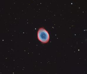 M57 (Ringnebel in der Leier). Den ganzen Sommer &uuml;ber ist dieses Paradebeispiel eines Planetarischen Nebels hoch am Himmel zu bewundern. Dieses Bild entstand mithilfe des gro&szlig;en Cassegrain-Teleskop 700/ 6400 mm und einer CCD-Kamera FLI ML8300. 