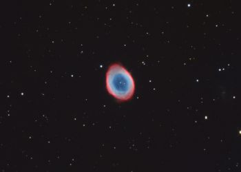 M57 (Ringnebel in der Leier). Den ganzen Sommer &uuml;ber ist dieses Paradebeispiel eines Planetarischen Nebels hoch am Himmel zu bewundern. Dieses Bild entstand mithilfe des gro&szlig;en Cassegrain-Teleskop 700/ 6400 mm und einer CCD-Kamera FLI ML8300. 