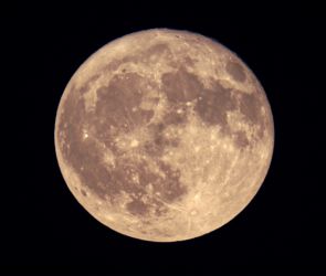 Der Erdbeermond 2025; abgelichtet von der Sternwarte aus.